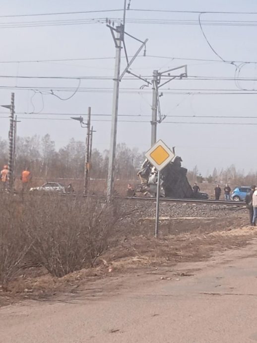 В Ярославской области поезд протаранил автобус на переезде, погибли семь человек