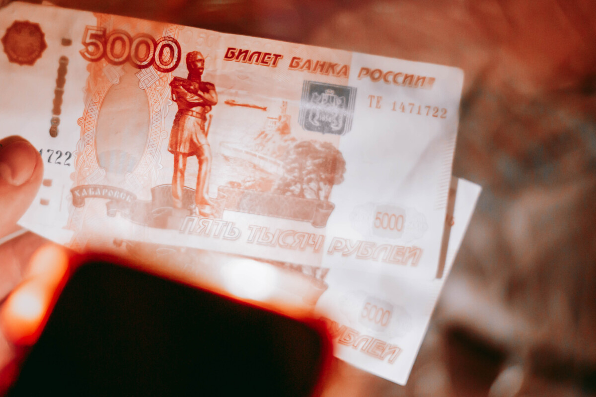 Наличные деньги и банковская карта