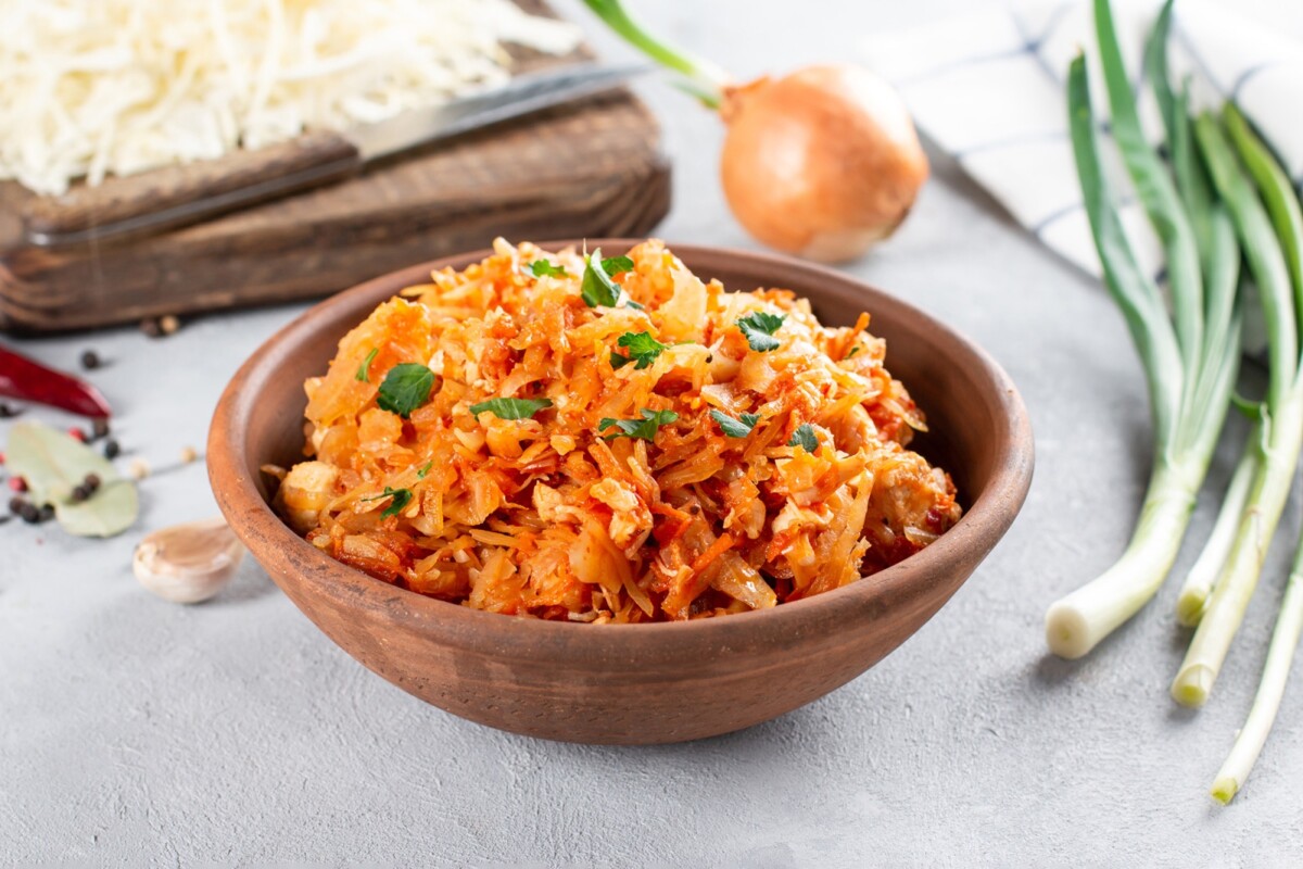 Тушеная капуста с овощами